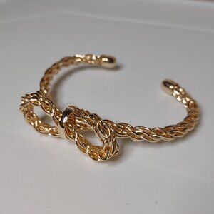 Cute 7.5 Inch Gold Tone Bow Bracelet